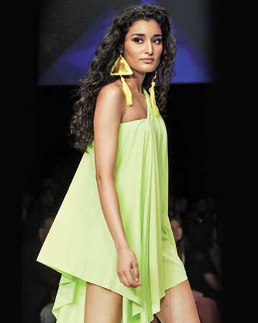 green emerald velvet dress Fashion & Anti-fashion: Polhemus, Ted: 9781447739364: Amazon.com: Books