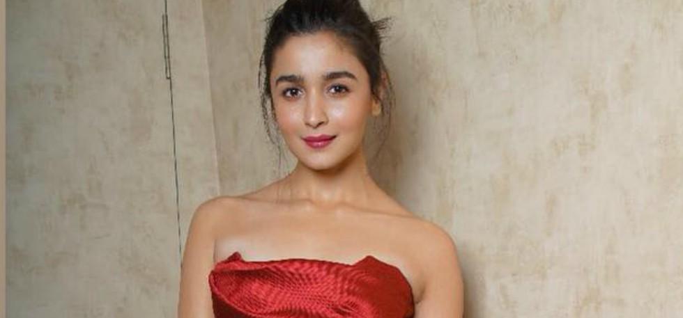 alia bhatt student of the year red dress Alia Bhatt as Shanaya Singhania in Student of the Year [ 2012 ] :  r/BollywoodFashion