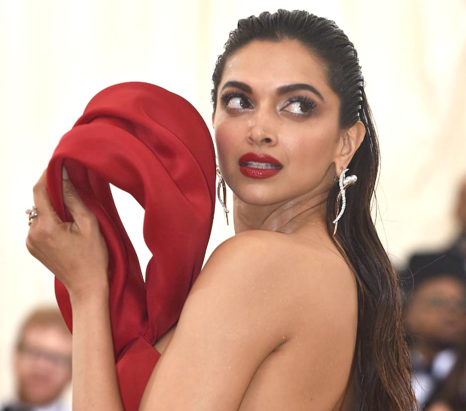deepika padukone tamasha red dress Breaking down Anaita Shroff Adajania's styling for Deepika Padukone in Tamasha (2015) : r/BollywoodFashion