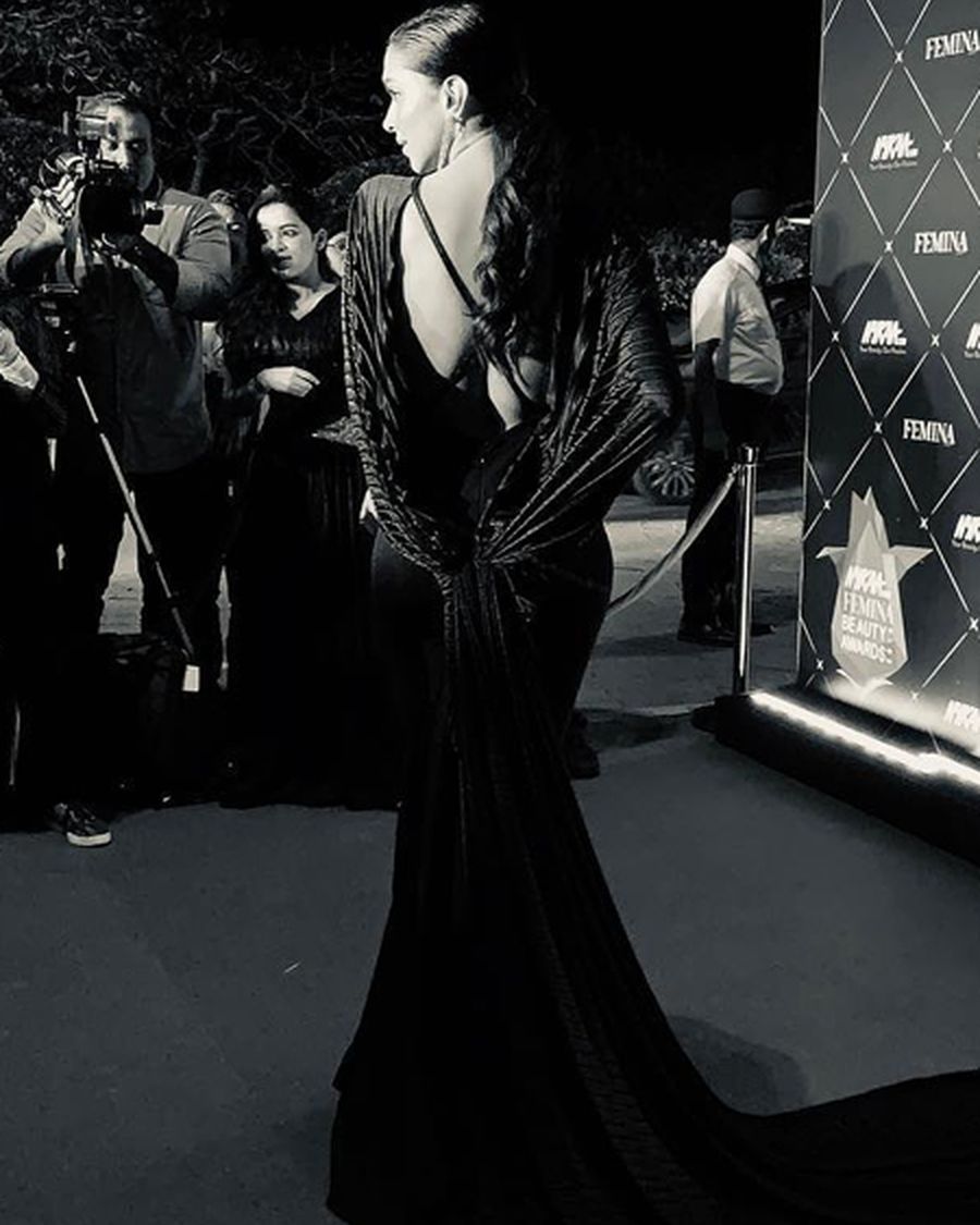 deepika padukone backless dress Bollywood Actress Channelled Her Sexy Side In A Black Gown At An Award Show LowStock:43642535051315 1pc Invisible Breast Pasties Band size:105