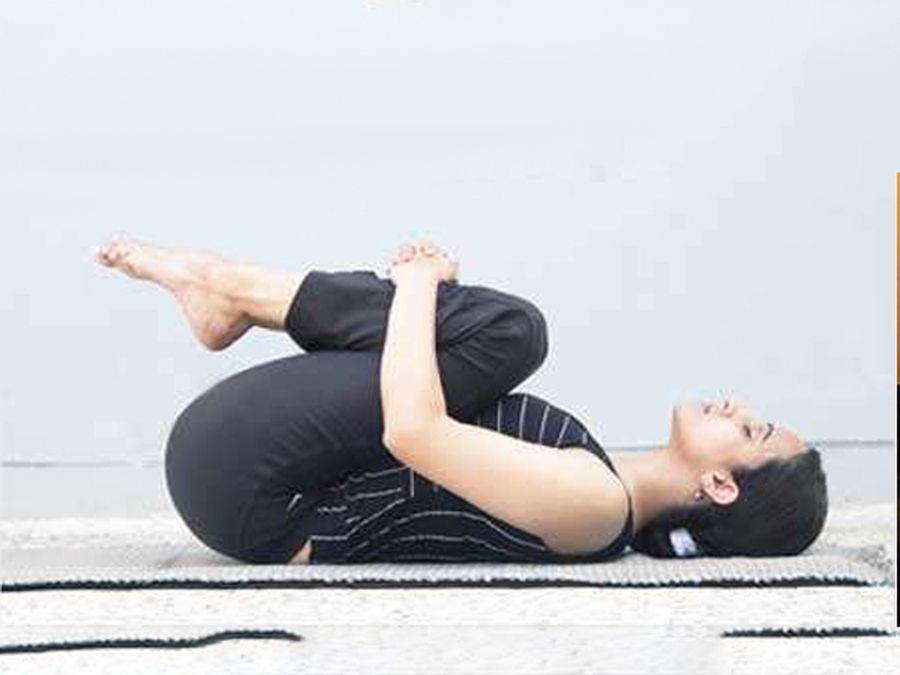 पवन मुक्तासन कैसे किया जाता है, जानें इसके फायदे और सावधानियां |  Pawanmuktasana Steps, Benefits And Precautions
