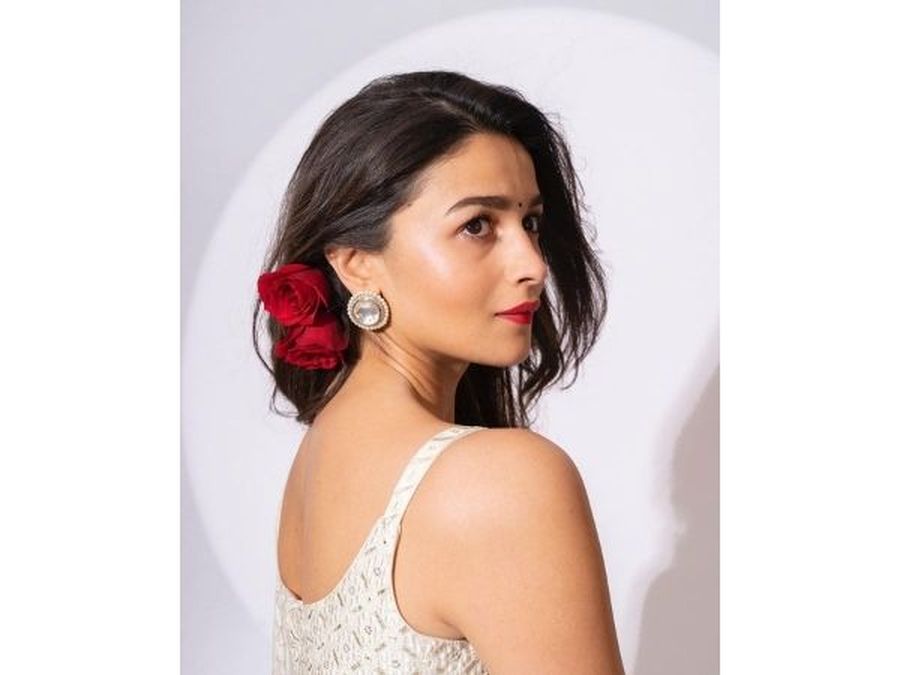 alia bhatt earrings with red saree