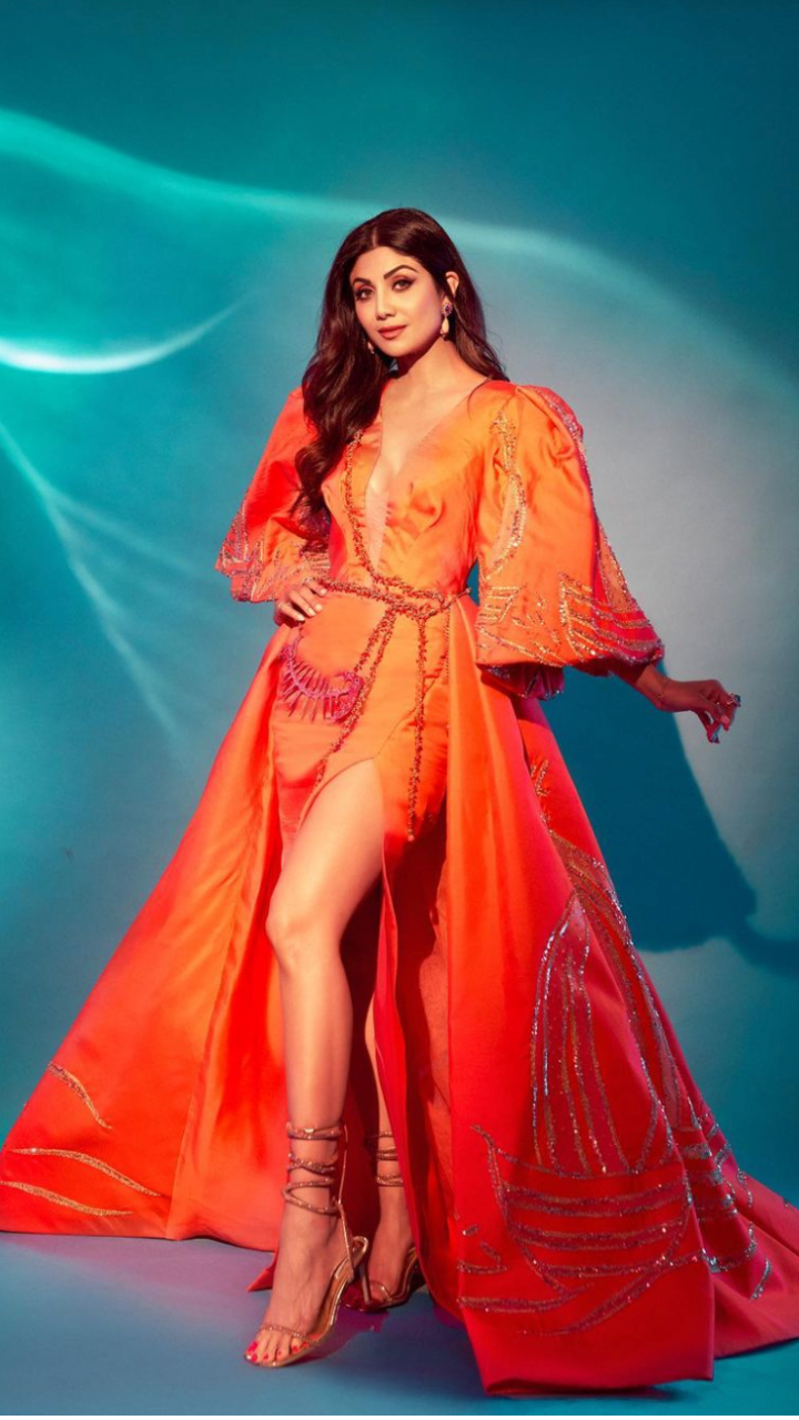 shilpa shetty orange dress Shilpa Shetty is making heads turn in this stunning orange dress for sister Shamita's birthday bash . . . #shilpashetty @theshilpashetty #indiaforumsbollywood #indiaforums #celebritystyle #celebrityfashion #bollywoodcelebrity #bollywoodmakeup