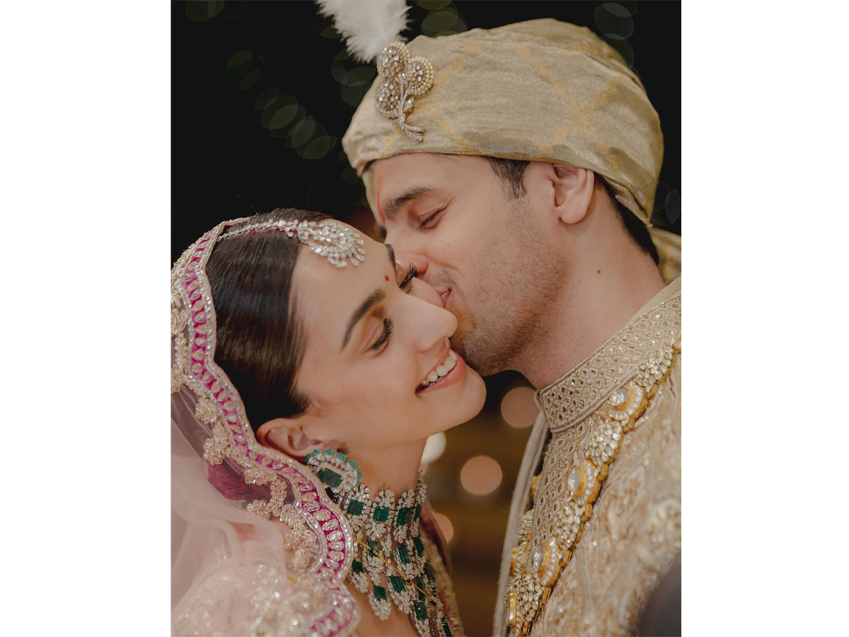 kiara advani golden dress wedding Attrective Kiara Advani Wedding Lehenga choli – ManMohit Fashion main image 1