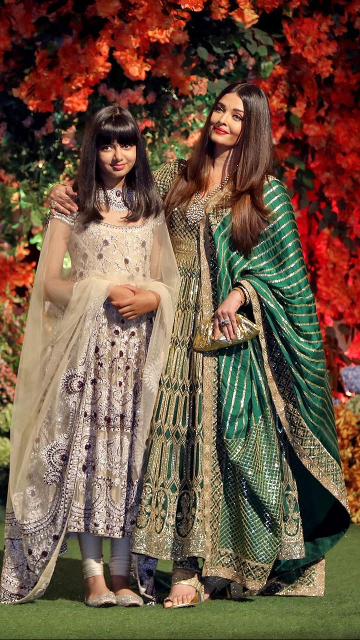 8         | Aishwarya Rai  Bachchans Ethnic Outfits For This Wedding Season