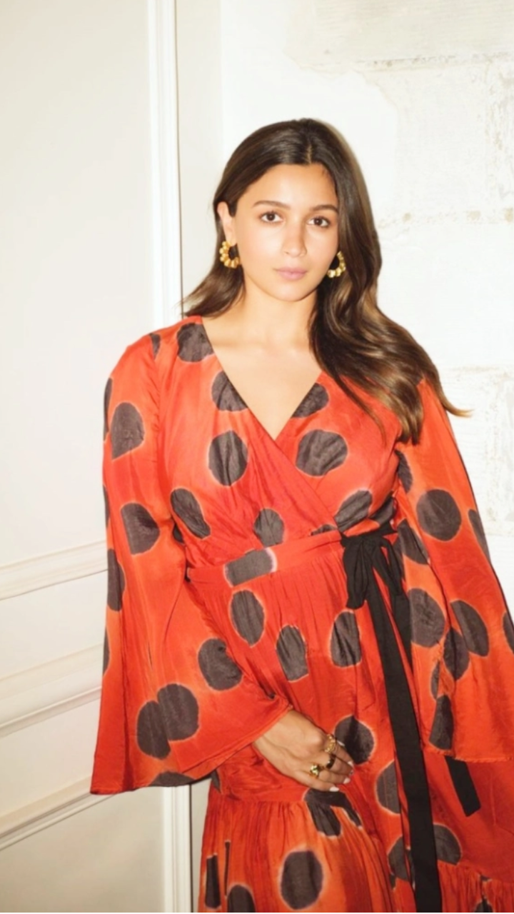 alia bhatt orange dress Fashion Faceoff: Alia Bhatt Vs Kiara Advani: Which Diva Nailed The Orange Strap Curvy Dress?