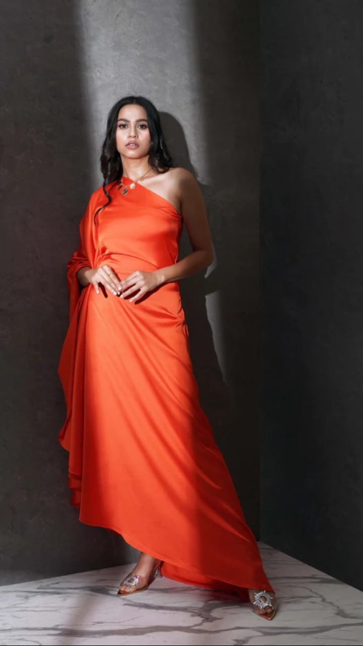 kareena kapoor orange dress Kareena Kapoor's double dose of summer fashion in yellow and orange outfits made our day brighter. Pics