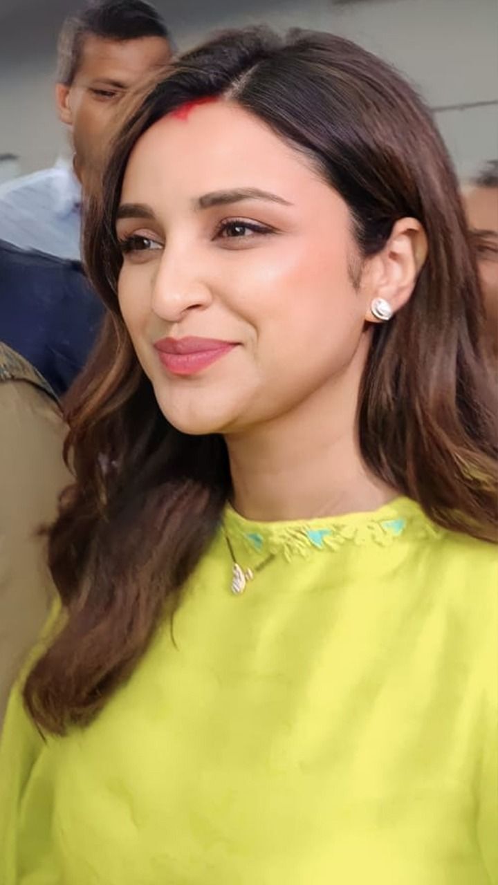 parineeti chopra green dress A closer look at newlywed Parineeti Chopra's dainty mangalsutra