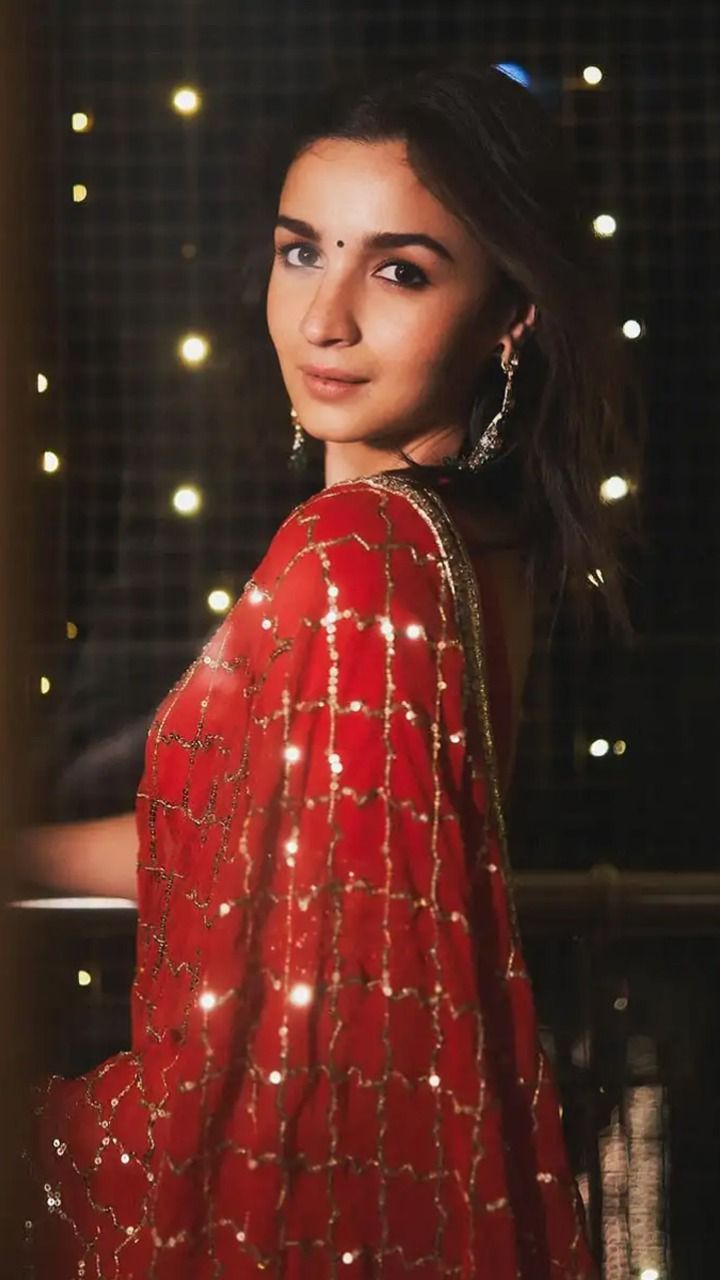alia bhatt earrings with red saree
