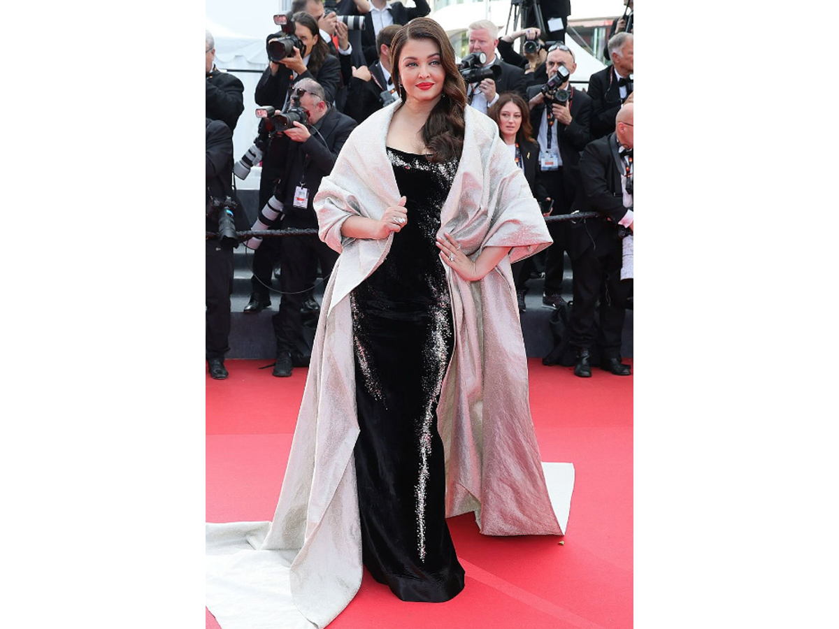 Aishwarya Rai Changes Hairstyle Avoids Major Wardrobe Malfunction At Cannes