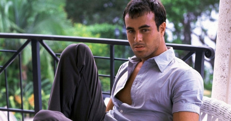 Enrique Iglesias Kisses A Fan As He Performs In India After 13 Years & Internet Can’t...